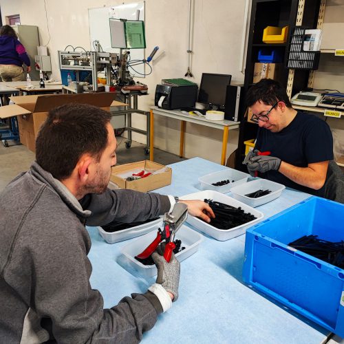 Ouvriers travaillant dans les ESAT et intégrés à la chaine de production de PCh